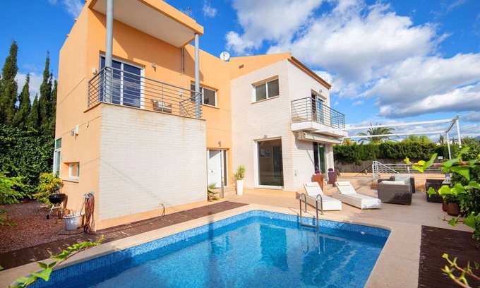 La Colina House | Stunning private villa with WIFI, A/C, private pool, TV, patio, pets allowed and parking