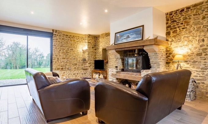 Surville House | Stunning private villa for 4 people with WIFI, TV, terrace, pets allowed and parking