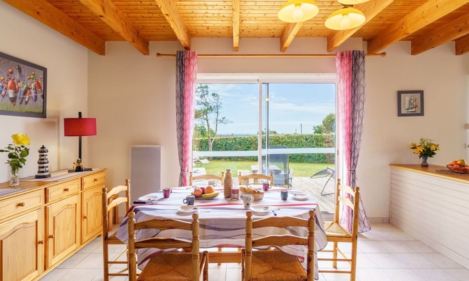 Primelin House | Stunning private villa for 6 people with TV, terrace, pets allowed and parking