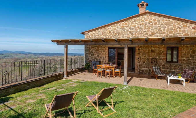 Scansano House | Stunning private villa for 8 guests with WIFI, patio, pets allowed, panoramic view and parking
