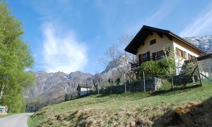 Camedo House | Stunning private villa for 4 guests with TV, patio, pets allowed, panoramic view and parking