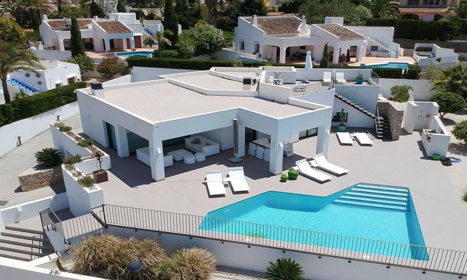 Paichi Villa | Stunning private villa for 6 people with WIFI, private pool, A/C, TV, terrace and parking