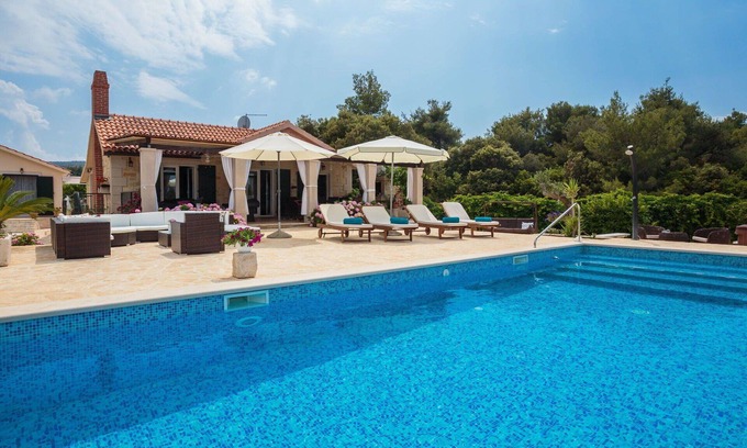 Milna (Brac) House | Stunning private villa for 10 guests with private pool, A/C, WIFI, hot tub, TV, terrace and park.