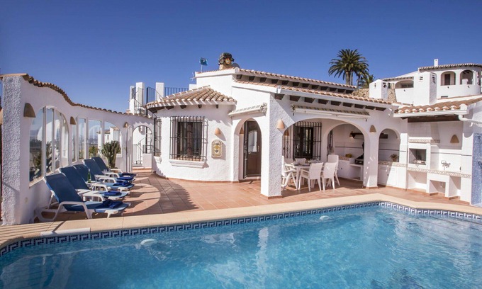 Rafol de Almunia House | Stunning private villa for 8 people with WIFI, private pool, A/C, TV, patio and parking