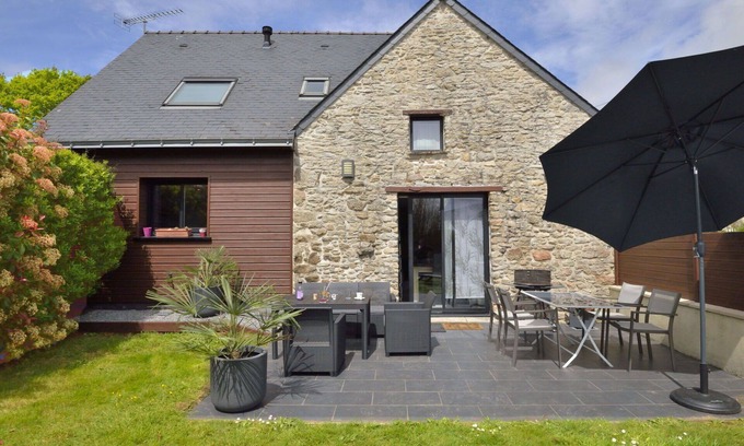 Besne House | Stunning private villa for 5 guests with WIFI, TV, patio, pets allowed and parking