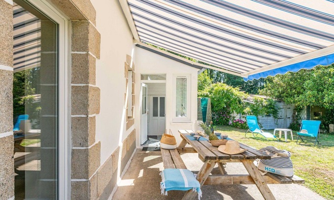 Audierne House | Stunning private villa for 6 guests with WIFI, TV, terrace, pets allowed and parking