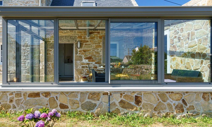 Plogoff House | Stunning private villa for 6 people with TV, terrace, pets allowed and parking