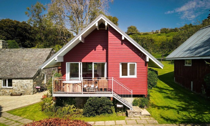 Fivelanes House | Stunning private villa for 4 people with hot tub, WIFI, TV, patio and parking
