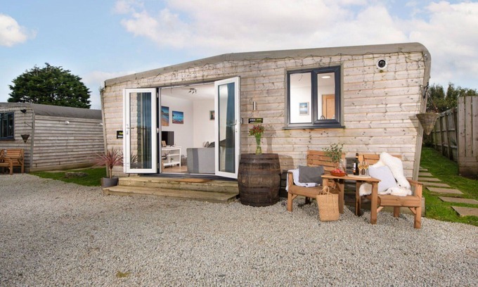 Helford Passage House | Stunning private villa for 4 guests with WIFI, hot tub, TV, pets allowed, panoramic view and par.