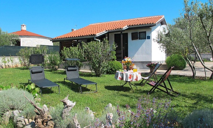 Mali Vareski House | Stunning private villa for 4 guests with WIFI, A/C, TV, terrace, pets allowed and parking