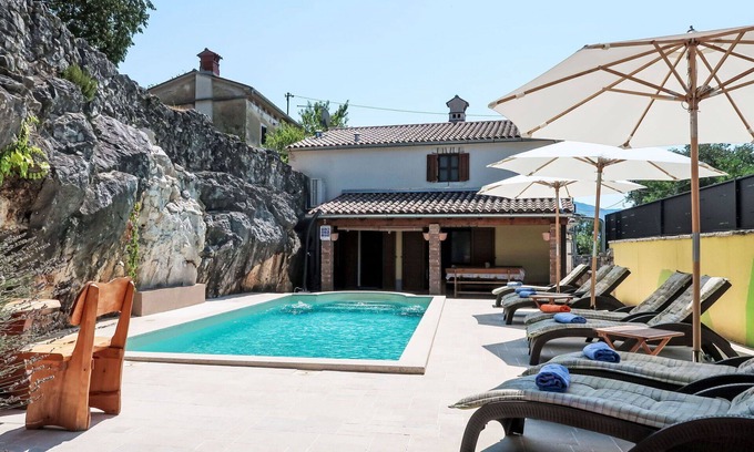 Susnjevica House | Stunning private villa with WIFI, private pool, A/C, TV, terrace, pets allowed and parking