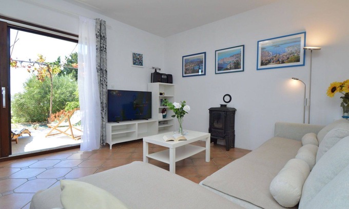 Murter House | Stunning private villa for 8 guests with WIFI, A/C, TV, terrace, pets allowed and parking