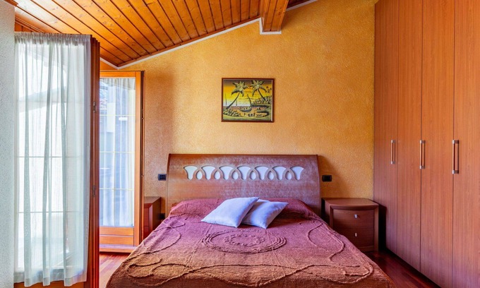 Corrido House | Stunning private villa for 4 guests with hot tub, WIFI, TV, terrace and pets allowed