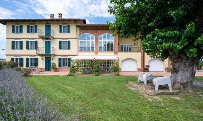 Castell'Alfero House | Stunning private villa with WIFI, hot tub, TV, patio, pets allowed, panoramic view and parking