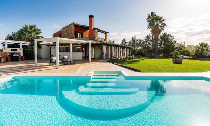Mockarta Villa | Stunning private villa with WIFI, private pool, A/C, TV, terrace, panoramic view and parking