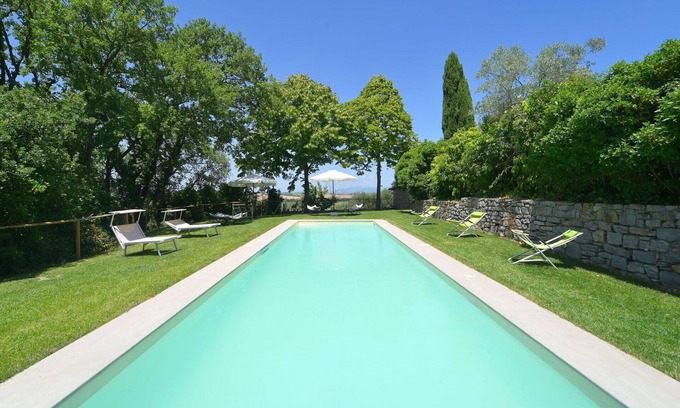 Paciano Villa | Stunning private villa with WIFI, private pool, hot tub, TV, balcony, pets allowed and parking