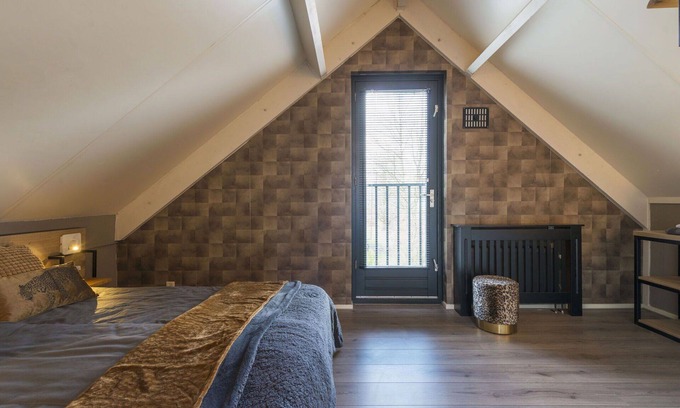 Ewijk House | Stunning private villa for 6 people with WIFI, hot tub, pool, TV, pets allowed and parking