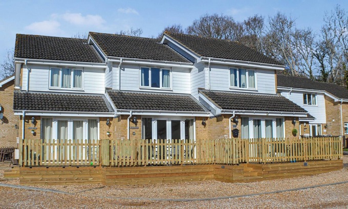 Ryde Cottage | Stunning property and location with fabulous views overlooking Wootton Creek.