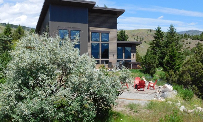 Emigrant House | Stunning Property * Yellowstone Park * ChicoHotSprings * Hot Tub * Amazing Views