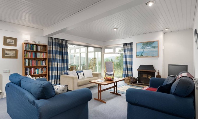 Golant House | Stunning River Views, Tranquil Split-Level House, Private Garden & Parking