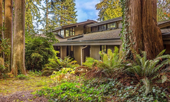 Poulsbo Cabin | Stunning Salsbury Point Waterfront Lodge
