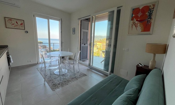 Zoagli Apartment | Stunning sea view! 2-bedroom apartment, 5 minutes walking to the beach, AC, pool