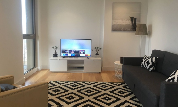 Fairfield Apartment | STUNNING SERVICED APARTMENT*