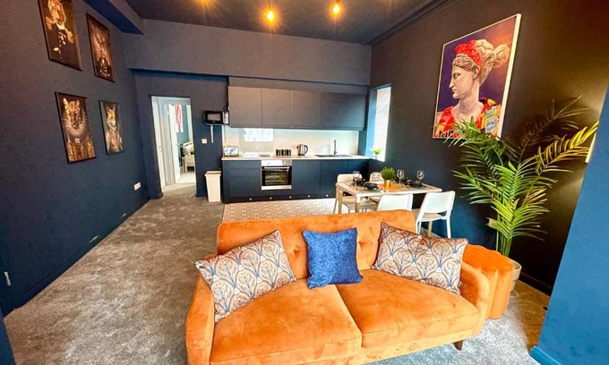 Westbourne Apartment | Stunning & Stylish 2 Bedroom Apartment! - 5 Minute Walk to the Best Beach! - Great Location - FREE Parking - Fast WiFi - Smart TV - Newly decorated - sleeps up to 4! Close to Bournemouth & Poole Town Centre & Sandbanks