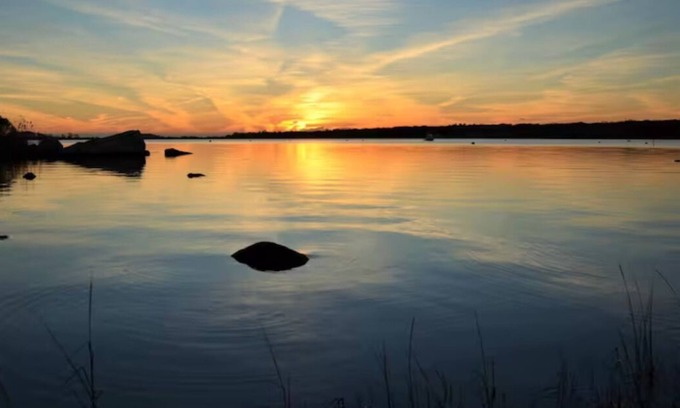 Charlestown House | Stunning Sunsets on Quonnie Waterfront- 2 Kayaks, Beach Pass & Backyard Clamming
