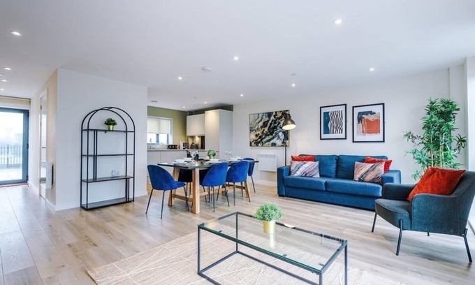 Everton Apartment | Stunning Top-Floor 2BR Free Parking & Stylish Stay
