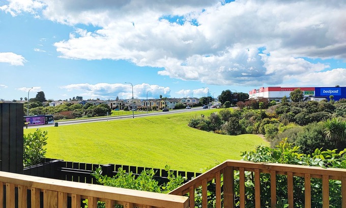 Golflands House | Stunning Townhouse with View - Walking to Botany Town Center