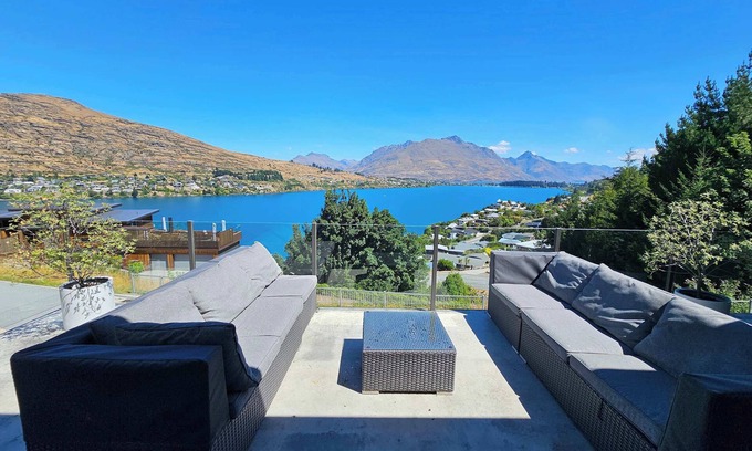 Frankton House | Stunning Views - Queenstown Townhouse