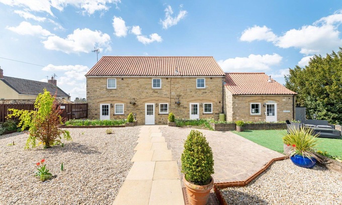 Thirsk House | Stunning villa for 4 people with pool, WIFI, hot tub, terrace and parking