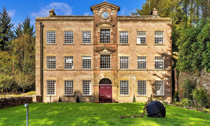 Macclesfield House | Stunning villa for 19 people with WIFI, hot tub, private pool, terrace and parking