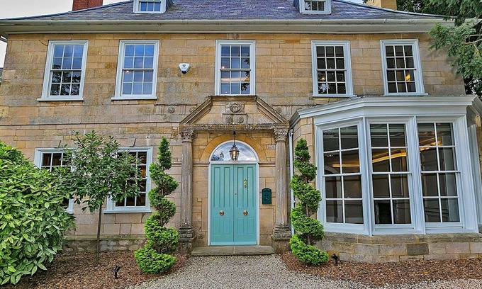 Yardley Gobion House | Stunning villa for 17 people with WIFI, hot tub, terrace, pets allowed and parking