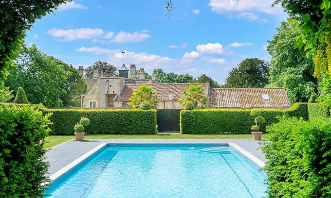 Tormarton House | Stunning villa for 16 people with pool, WIFI and parking