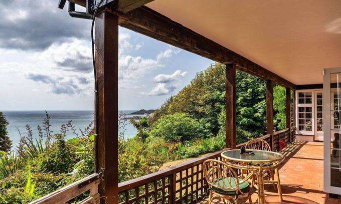 Coverack House | Stunning villa for 13 people with WIFI, terrace and parking