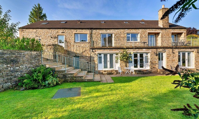 Hawes House | Stunning villa for 16 people with WIFI, terrace, pets allowed and parking