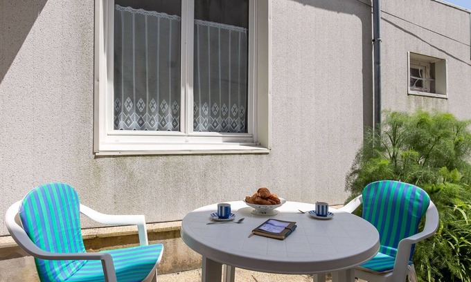 Cleder House | Stunning villa for 2 guests with TV, patio and parking