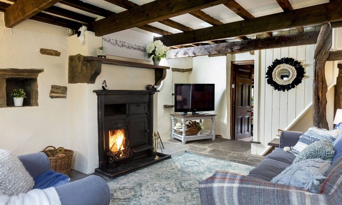 Bury House | Stunning villa for 2 guests with WIFI, TV, pets allowed and parking