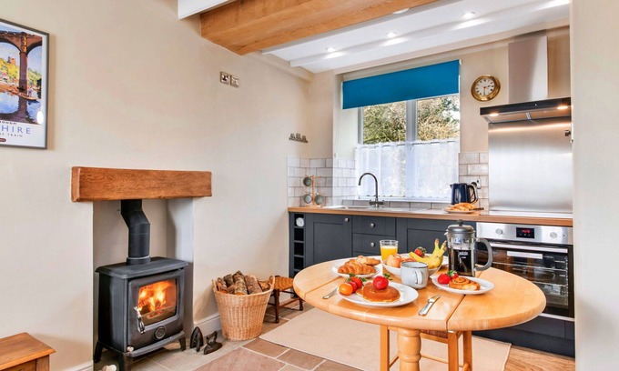 Grewelthorpe House | Stunning villa for 2 guests with WIFI, TV, pets allowed and parking