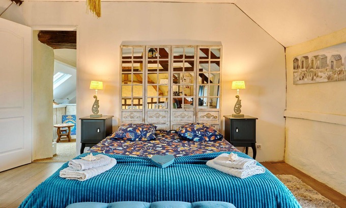 Surville House | Stunning villa for 4 people with WIFI, hot tub, TV, terrace, pets allowed and parking