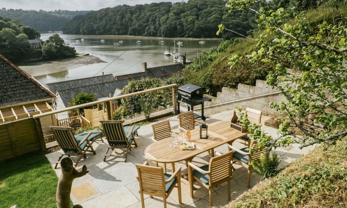 Truro House | Stunning villa for 5 guests with hot tub, WIFI, TV, terrace and pets allowed