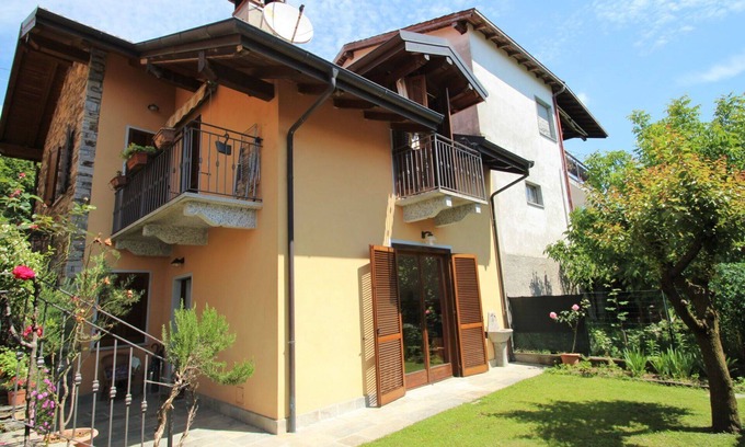 Arizzano House | Stunning villa for 5 guests with WIFI, TV and balcony
