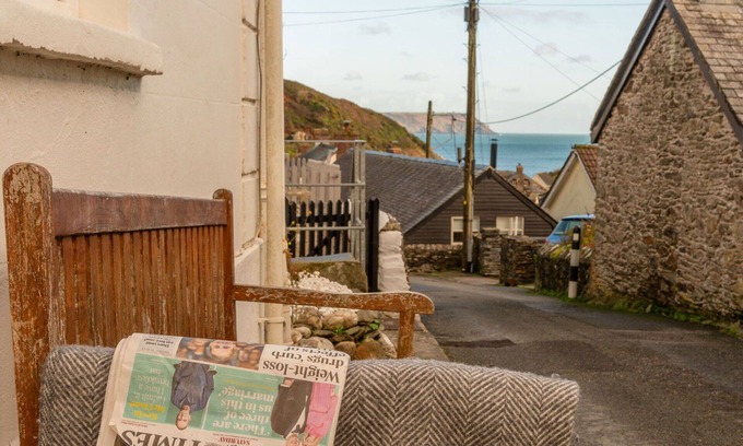 Portloe House | Stunning villa for 6 guests with WIFI, TV, patio, pets allowed and parking
