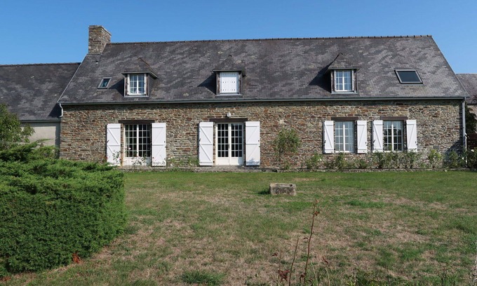 Vains House | Stunning villa for 6 guests with TV, patio and parking