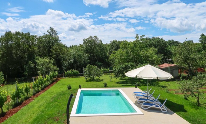 Becici House | Stunning villa for 6 people with private pool, WIFI, A/C, TV, terrace, pets allowed and parking