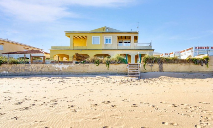 Les Deveses House | Stunning villa for 8 guests with WIFI, TV, patio, pets allowed and parking