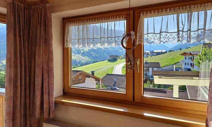 Hainzenberg House | Stunning villa for 12 guests with TV, balcony and parking