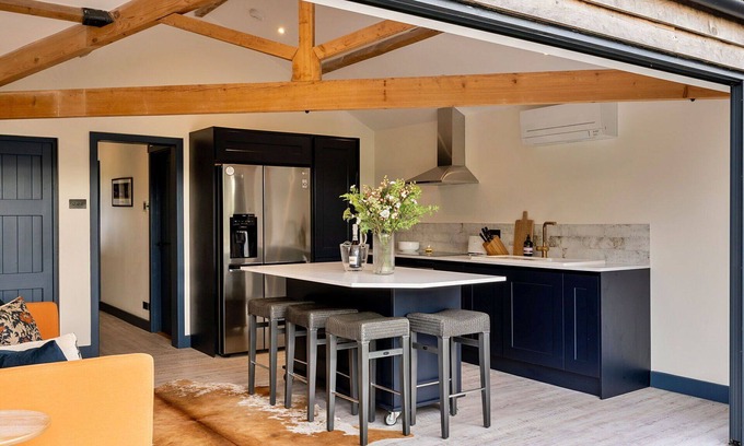 Hawling House | Stunning villa for 6 people with hot tub, WIFI and terrace